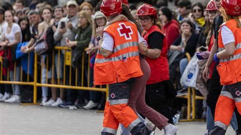 Calor Fallas Valencia Cruz Roja Atiende Lipotimias En La Masclet