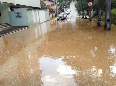 Rompimento De Adutora Provoca Alagamento Na Rua Heinrich Passold