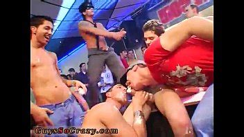 Porno la línea de la fiesta gay y las historias de sexo grupal gay Los chicos disfrutan de