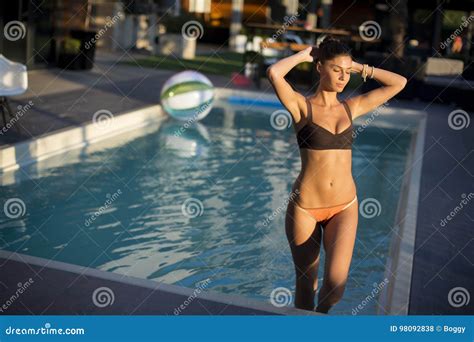 Junge Frau Im Bikini Der Durch Das Pool Aufwirft Stockfoto Bild Von