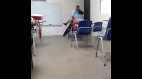 Colegiala De Brazil Cogiendo Y Mamando En Su Salón De Clases AD