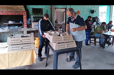 El Inta realizó la entrega de planteles de pollitas ponedoras a