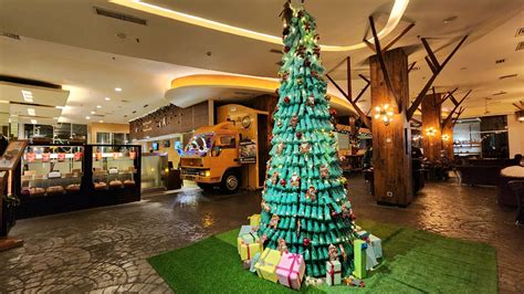 Hotel Mercure Surabaya Grand Mirama Hadirkan Pohon Natal Tersusun Dari