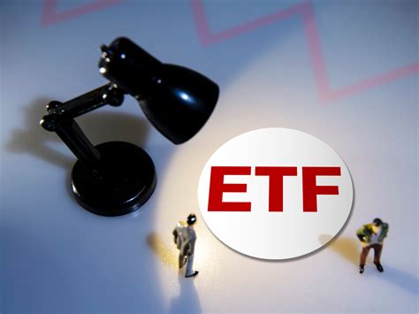 恒生科技指数etf513180震荡下跌，盘中成交额已达808亿元界面新闻