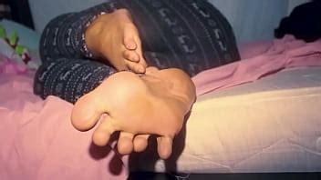 Ebony MILF Teasing You With Her Amazing Feet XVIDEOS
