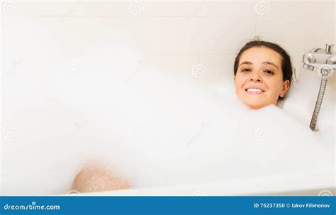 La Jeune Fille Heureuse A Couvert La Mousse Photo Stock Image Du