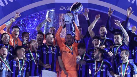 Football Le Derby Et Le Troph E L Inter Milan Conserve La