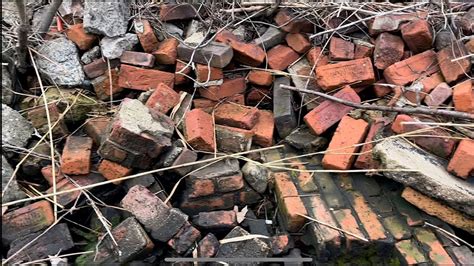 TREASURE HUNTING MUDLARKING ANTIQUE BRICK BEACH FOR BRICKS BOTTLES