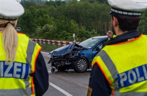 Blaulicht Aus Der Region Stuttgart Zwei Verletzte Nach Frontal