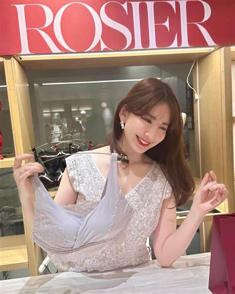 小嶋陽菜さんのインスタグラム写真 小嶋陽菜instagram 「rosierブランド初となるポップアップショップが本日から伊勢丹新宿店にて開催🌹 限定アイテム、ノベルティのトートバッグや