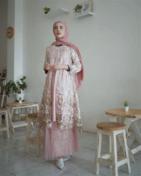 9 Rekomendasi Model Baju Tunik Brokat yang Bagus untuk Ramadan 2024
