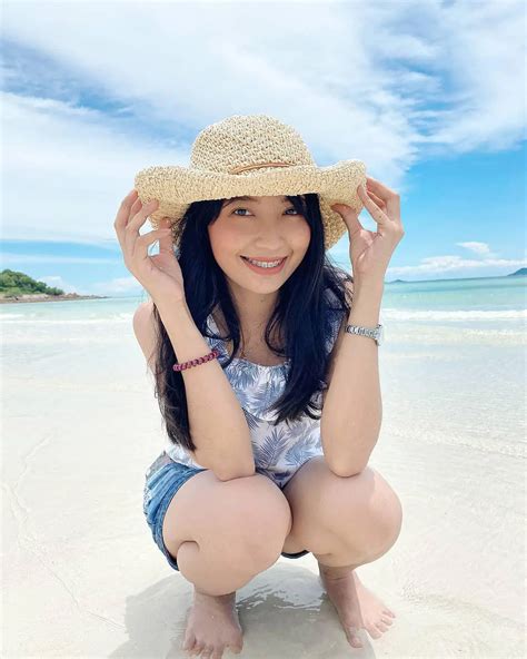 Beach Babe Scrolller