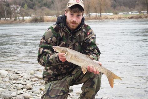 Erfolgreich Am Fluss Auf Forellen Schwemmen Der Alpenfischer