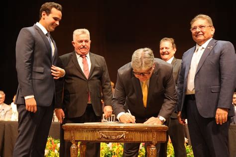 João Azevêdo e Lucas Ribeiro tomam posse como governador e vice