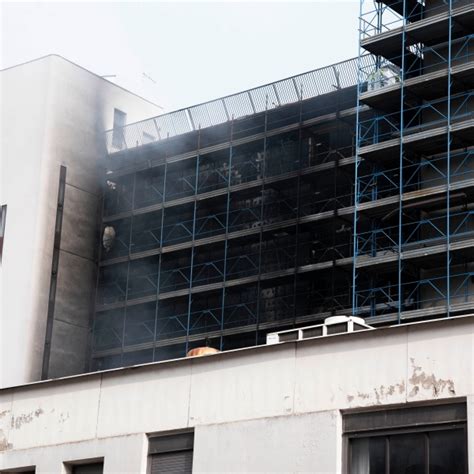 Roma Incendio In Un Palazzo In Ristrutturazione A Colli Aniene Un