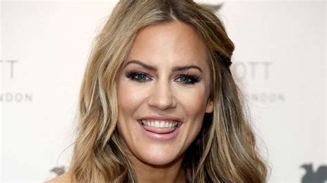 Love Island Rend Hommage à Lancienne Animatrice Caroline Flack à L