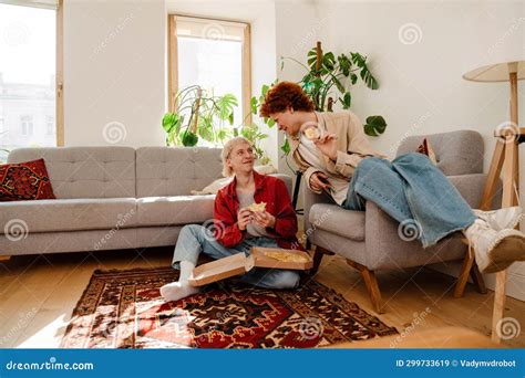 Pareja Gay Comiendo Pizza Mientras Pasa Tiempo Juntos En Casa Imagen De Archivo Imagen De