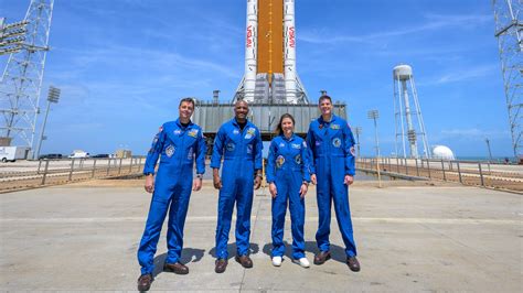 astronauts   artemis ii crew    roles