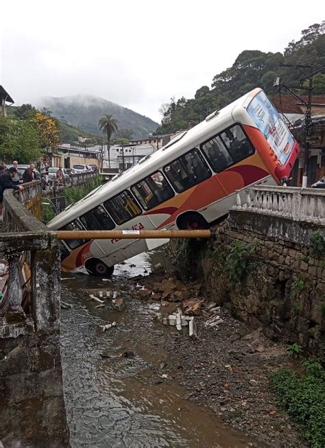 Nibus Cai De Ponte E Deixa Feridos Na Regi O Serrana Do Rio Super