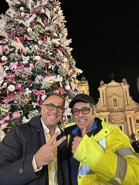 Terrasini Un Albero Di Natale Ispirato A Barbie Per Dire No Alla