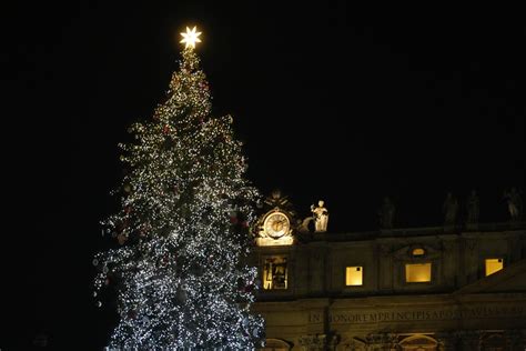 Alberi di Natale 2022 i più spettacolari da vedere in Italia