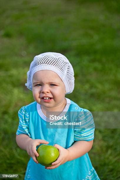 귀여운 아기 여자아이 파크 걷기에 대한 스톡 사진 및 기타 이미지 걷기 귀여운 나무 Istock