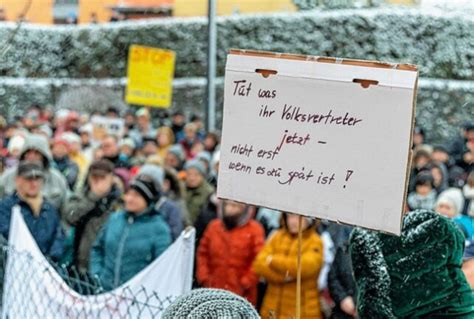 800 Menschen demonstrieren gegen Schließung der Reichenbacher Klinik