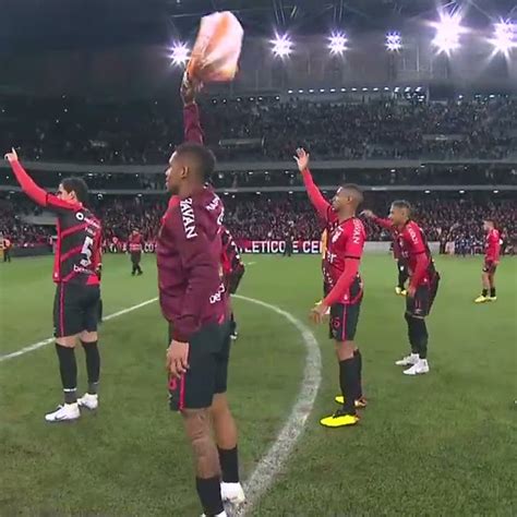 Festa Absurda Dos Jogadores Do Athletico Pr A Torcida Shorts