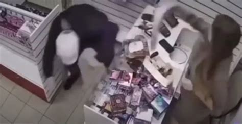 Empleada De Sex Shop Repele Asalto Armada Con Un Vibrador De 45 Cm