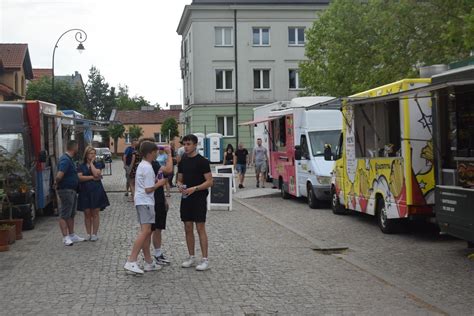 Food Trucki W Bia Obrzegach Na Placu Zygmunta Starego Oferowano Dania