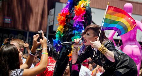 Is Demi Lovato Gay The Singer Has Come Out As Non Binary And More