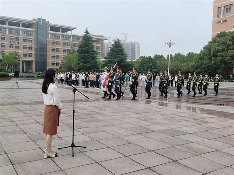 【聚焦审核评估】外语学院：举行“学思践悟二十大 勤学笃行迎评估”主题升旗仪式