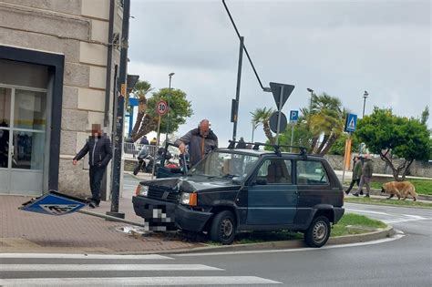 Con L Auto Abbatte Un Cartello Stradale Incidente A Savona FOTO