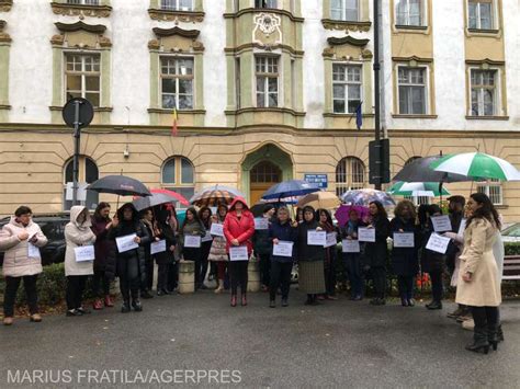 Sibiu Protest La Dsp Angaja Ii Vor M Rirea Salariilor Ca La Casa De