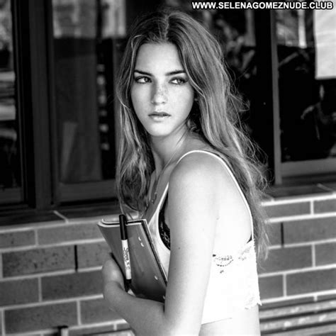 Emily Feld No Source Celebrity Paparazzi Posing Hot Babe Beautiful