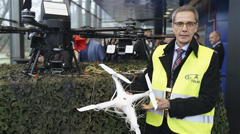 Flughafen Hamburg Falke Holt Drohnen Vom Himmel Bald Auch Am Airport