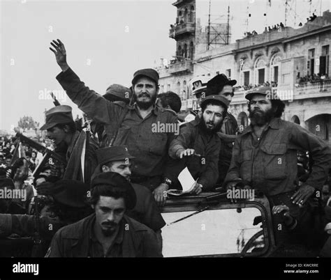 Fidel Castro Con Sus Compa Eros Revolucionarios Entrando En La Habana