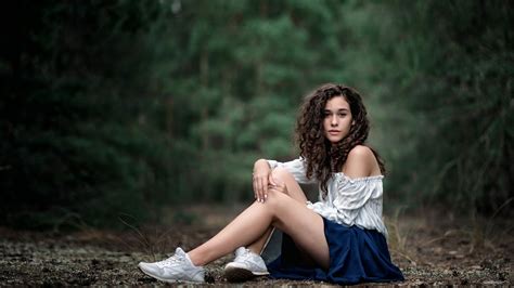 Обои girl beautiful brunette nature на рабочий стол