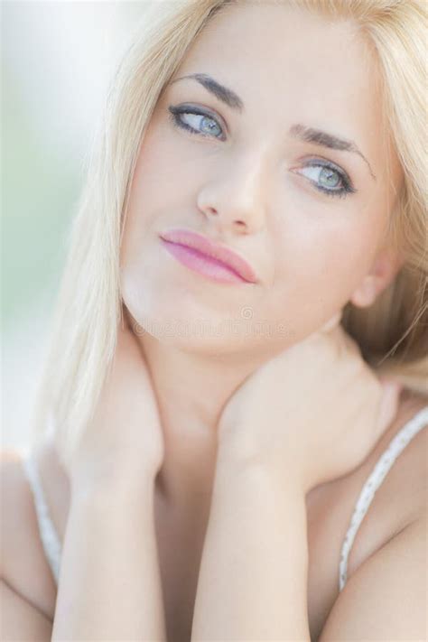 Junge Blonde Frau Durch Den Zaun Stockbild Bild Von Nahaufnahme Zaun