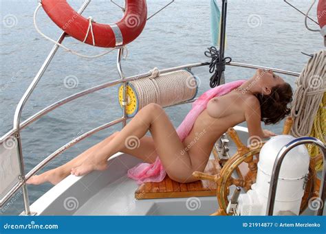 Femme Nu Sur Un Yacht Image Stock Image Du Humain D Tente