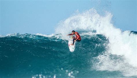 surfing-jeffreys-bay-Supertubes - A Broad on a Board