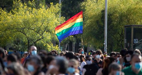 Polonia prohibirá la adopción de niños a parejas gay y también a padres solteros homosexuales