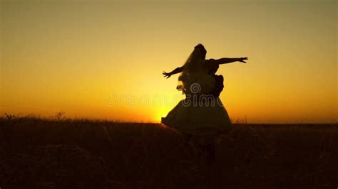 Noivos Novos Que Circundam No Fundo Do Por Do Sol Vermelho Rom Ntico