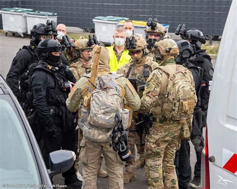 Militaires Du Commando Parachutiste De L Air N Et Policiers Du Raid