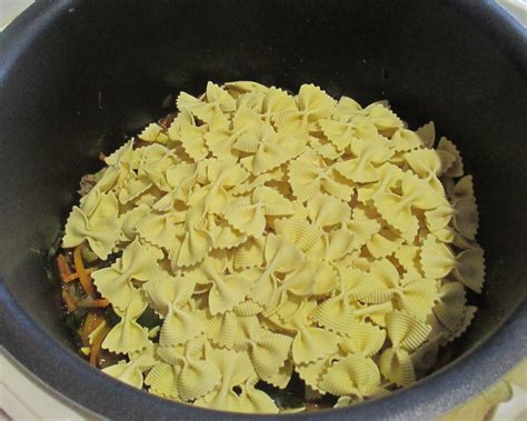 Макаронные изделия «бабочки» с мясным фаршем и овощами (в мультиварке)