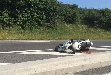 BONNE Un motard à terre sur la voie rapide après un choc