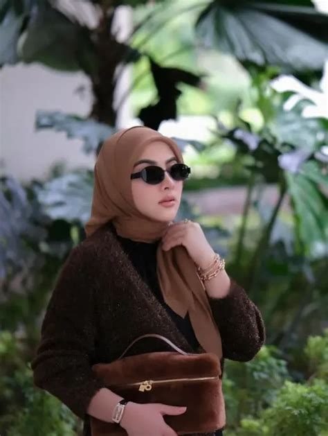 Gaya Kasual Syahrini Pakai Kalung Dan Gelang Rp 1 3 Miliar Ini Curi