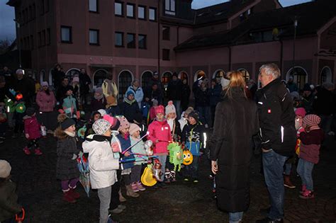 Sankt Martin Umzug Petersberg Fr Hliche Kinder Und Bunte Lichter