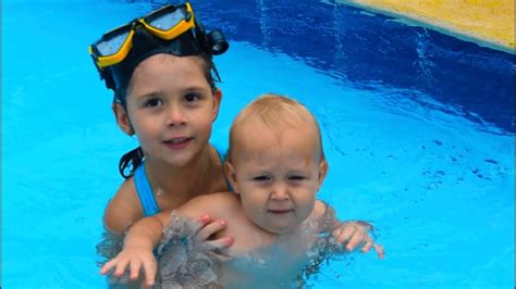 Děti v bazénu | Kids and parenting, Pool, Cruise tshirts
