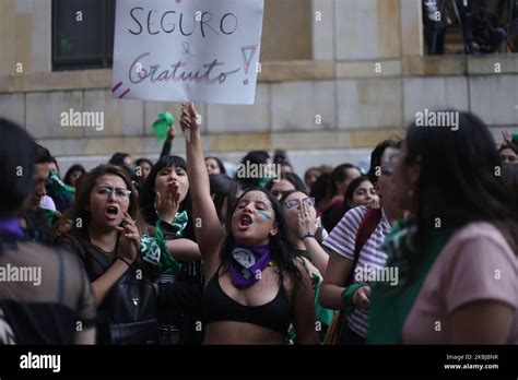 Activistas Pro Aborto Protestan Frente A La Corte Constitucional De